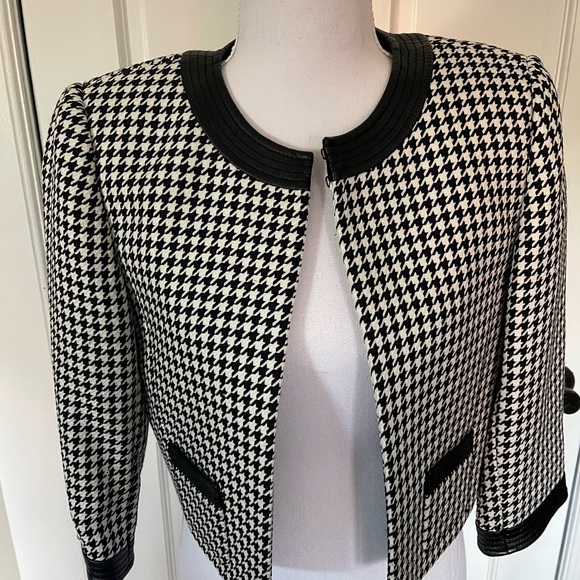 Tahari size 4 crop jacket , can be either worn open or closed . - Picture 2 of 4